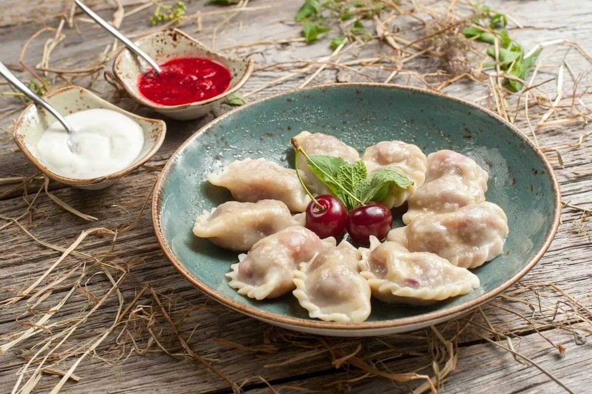 Вареники с вишней и шелковицей на пару